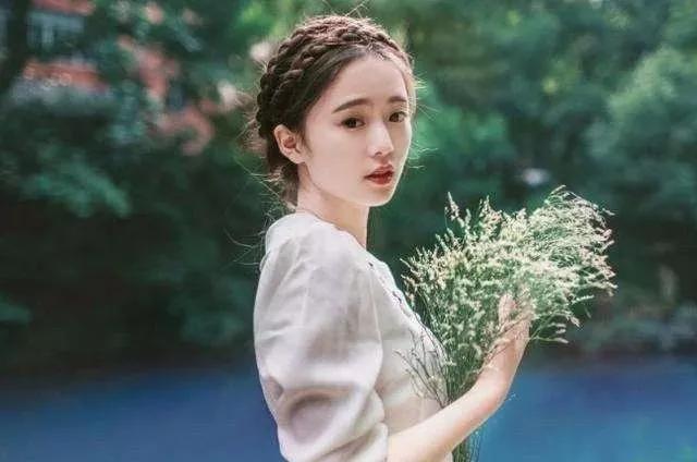 女同事一直干呕,我想逗她一下就说:孩子是谁的