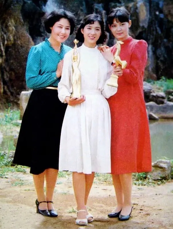 她是《归心似箭》玉贞，《骆驼祥子》虎妞，情路坎坷，常轮椅现身