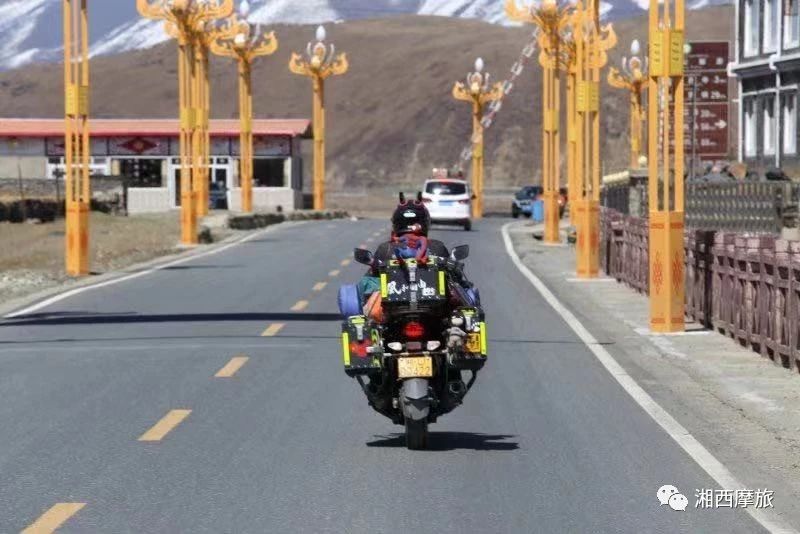 带着老婆去摩旅,长途摩旅能戴耳机听歌吗