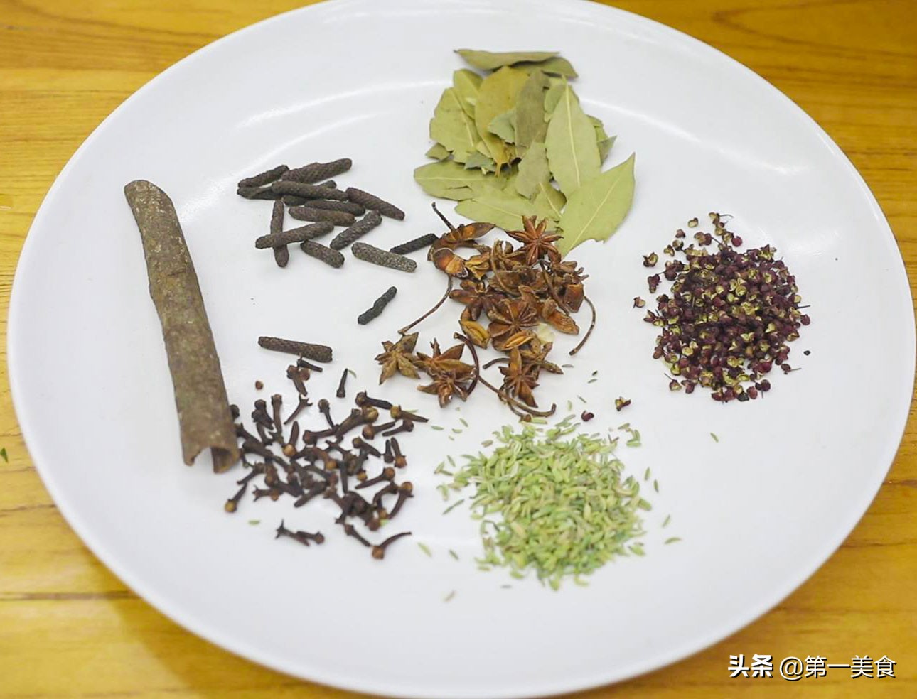 做辣椒油的时候放点什么好,做辣椒油切记不要直接泼热油