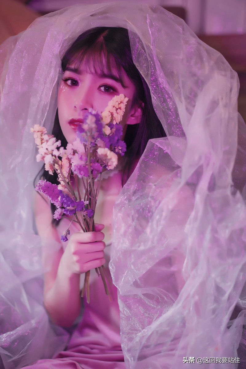 靓靓聊第160期:美女紫色灯光下呈现的一种非主流美,慵懒又高贵