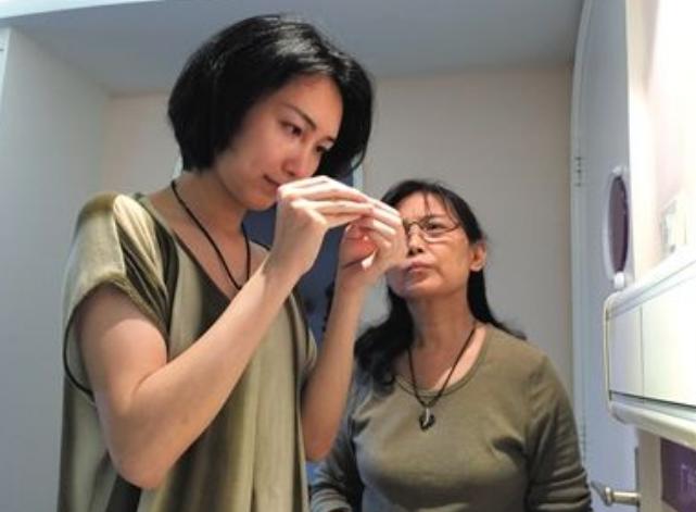 2005年“背母上学”的刘婷，10年后变性成了女人，现在怎样了？