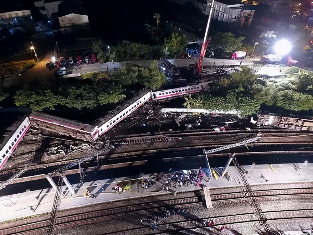 台湾发生列车脱轨事故,台湾列车脱轨事故还原