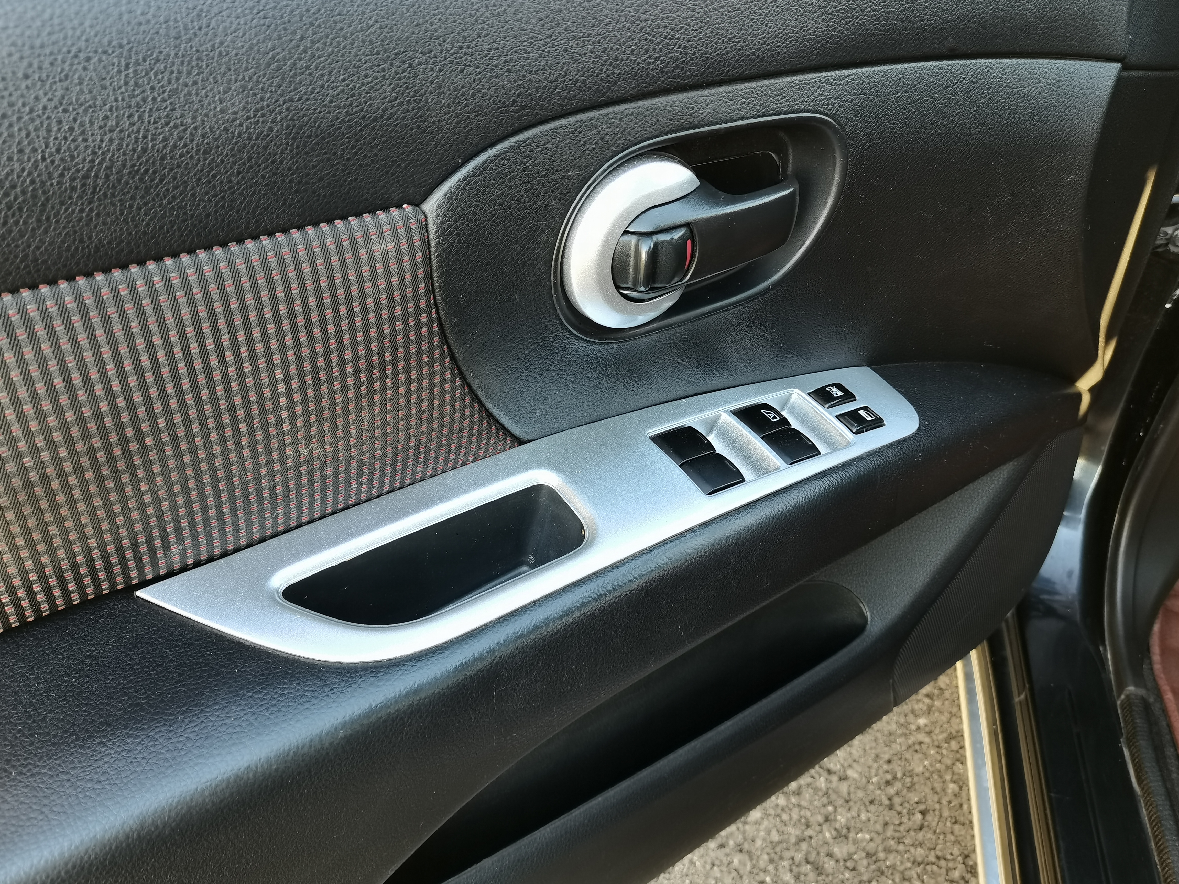 日产小面包车,实用家庭代步车日产骊威