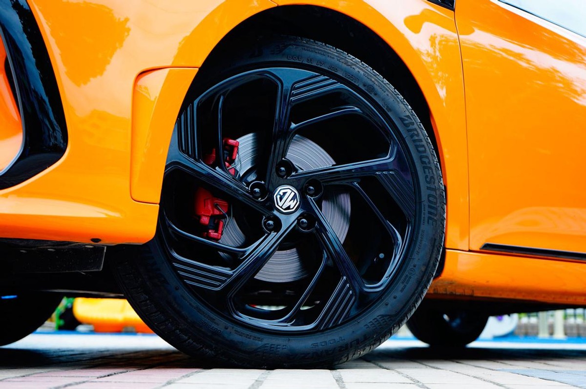 赛车尾翼高能,赛车霸气尾翼