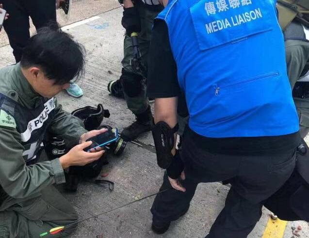 香港暴徒闯下大祸，疯狂投掷千枚*烧弹燃**，警方装甲车燃起熊熊大火