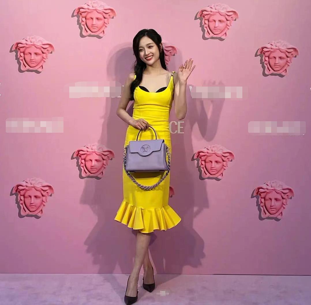 众星出席辱华品牌活动:内衣外穿被嘲雷人,宋轶短裙暴露身材缺陷