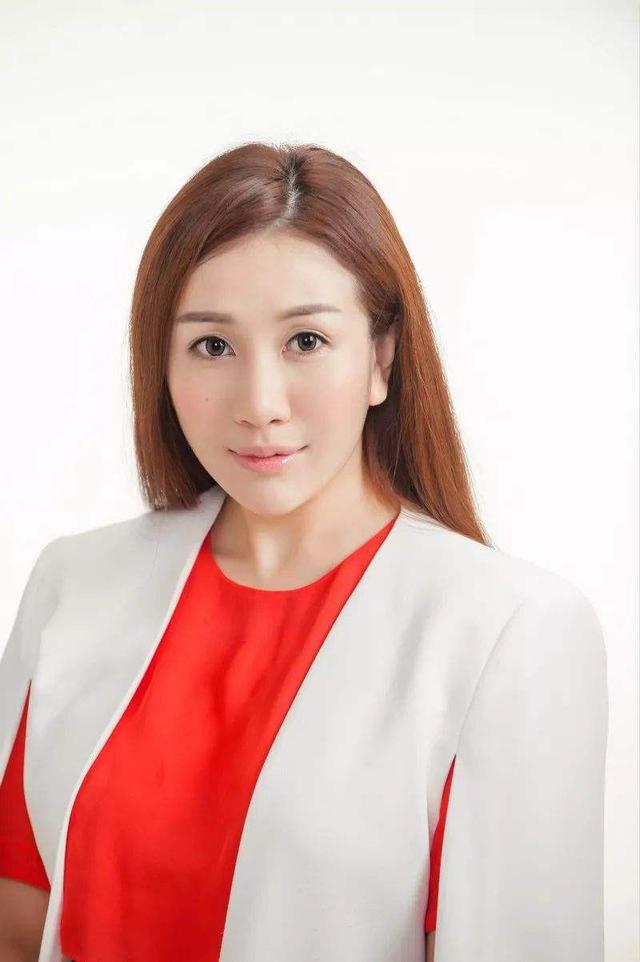 赌王何鸿燊现在家庭情况,香港赌王何鸿燊的二太太及子女