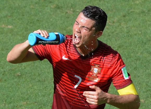 足球运动员是真的在喝水吗,足球运动员为何要假装喝水