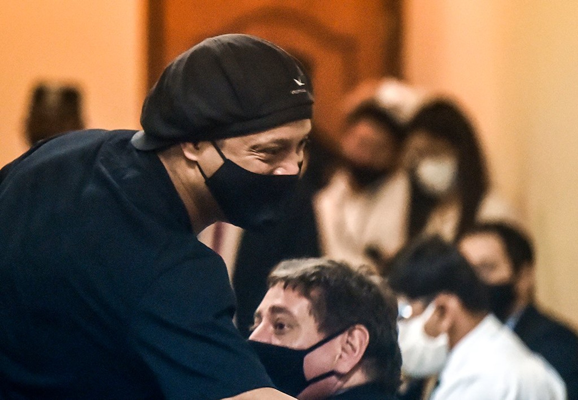 小罗因假护照被捕判几年,小罗入狱被保释