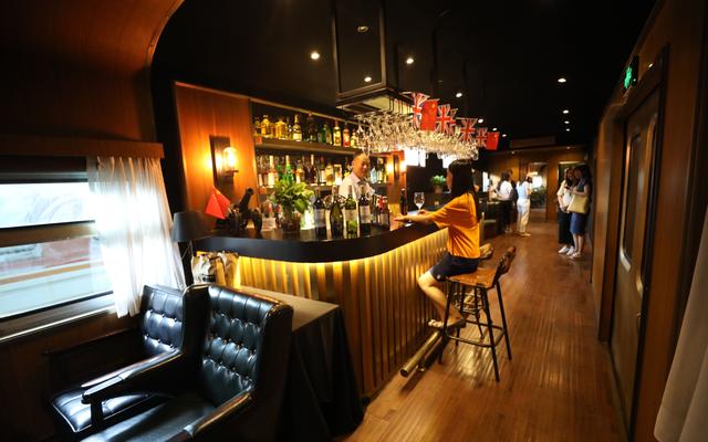 百果园将水果卖到高铁，网红餐厅“鲜猫”进入厦门|开店日报