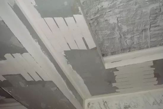 石膏板吊顶裂缝是什么原因引起的,石膏板吊顶拐角裂缝修复最佳办法