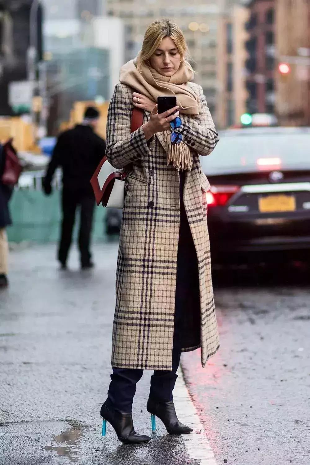 围巾怎么挑选适合自己的,买围巾又好看又简单