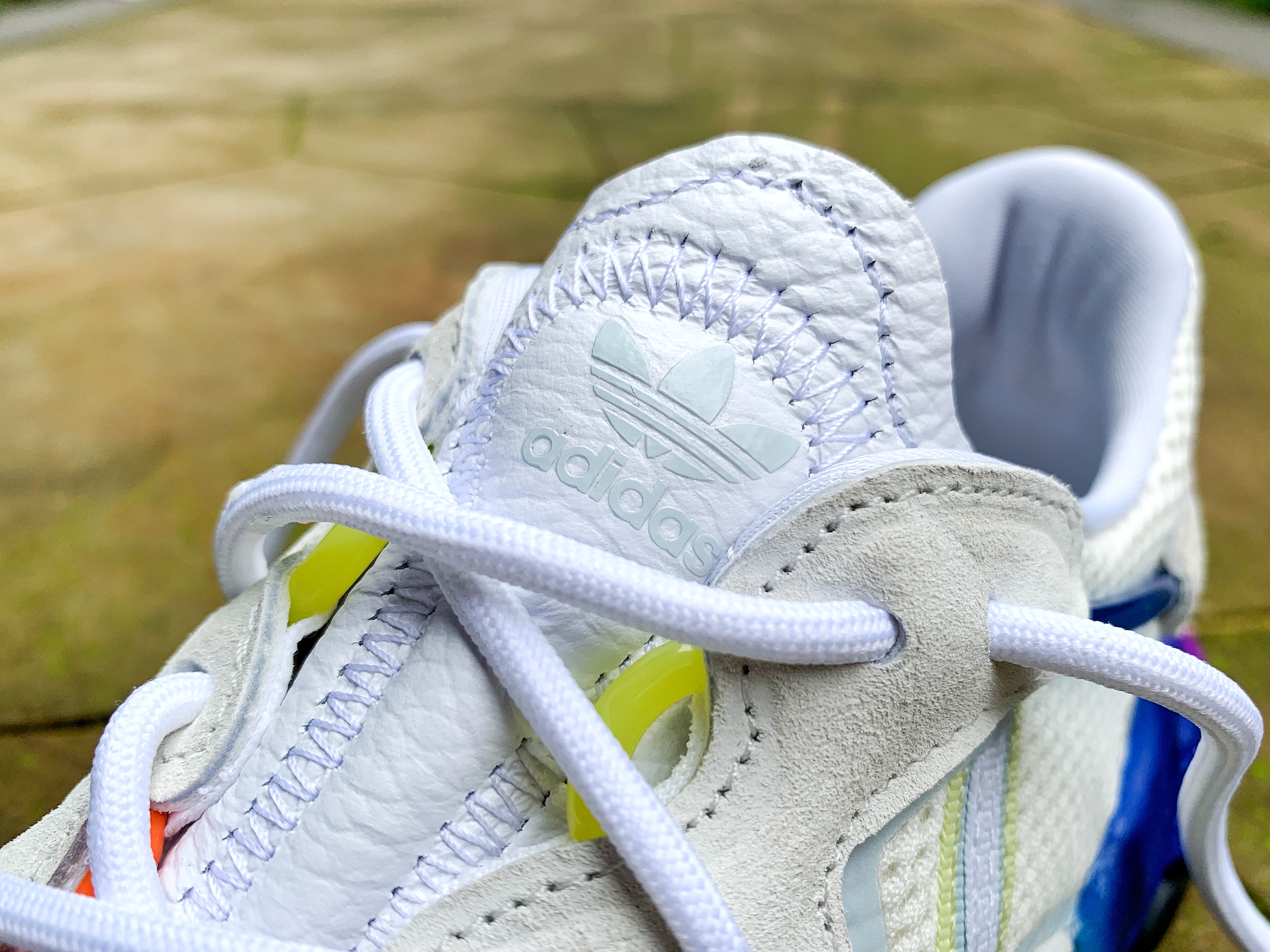 adidas三叶草新款 (三叶草ozweego缺点)