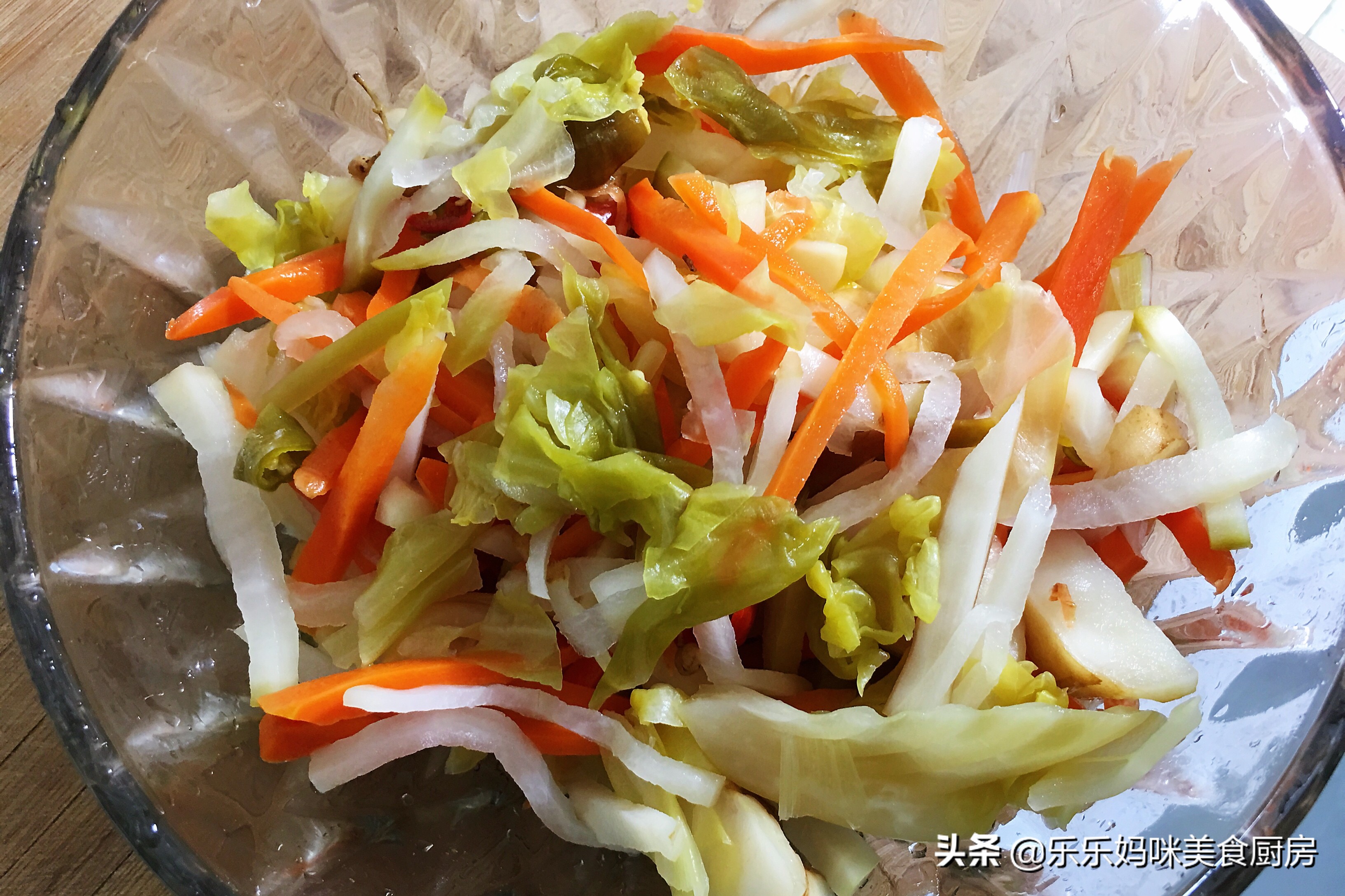 天冷腌的酸菜不酸怎么办,腌酸菜冬天冻了咋办