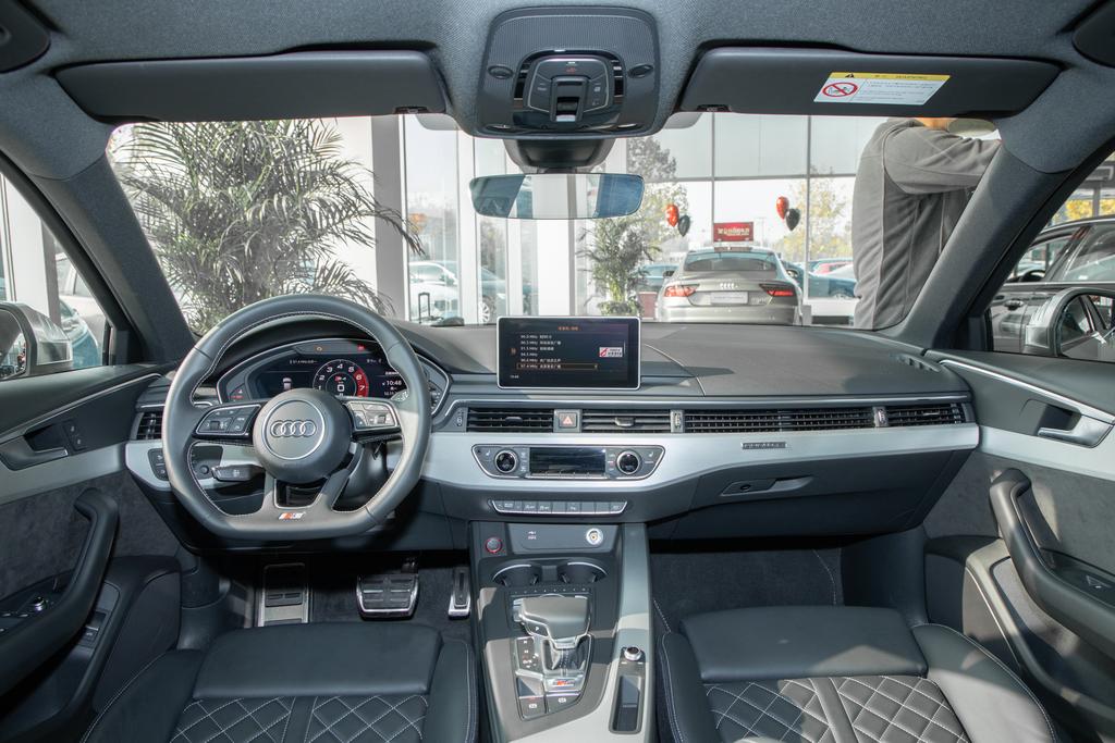 50万以内的性能车,兼顾科技感与舒适性,奥迪S4简评