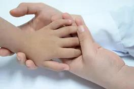 宝宝爱哭要抱着怎么纠正,宝宝无故哭闹守着哭治脾气可行么