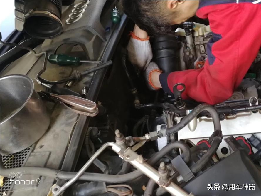 发现4机滤底座漏防冻液,机滤没拧紧导致漏机油维权