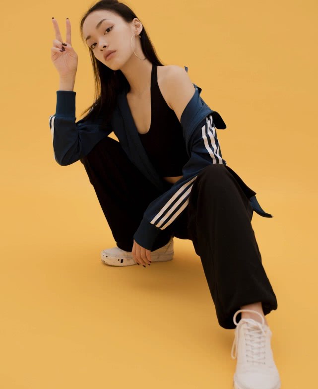 李佳琪堂妹刘柏辛，一身牛仔连体搭白色板鞋，尽显说唱歌手酷帅风