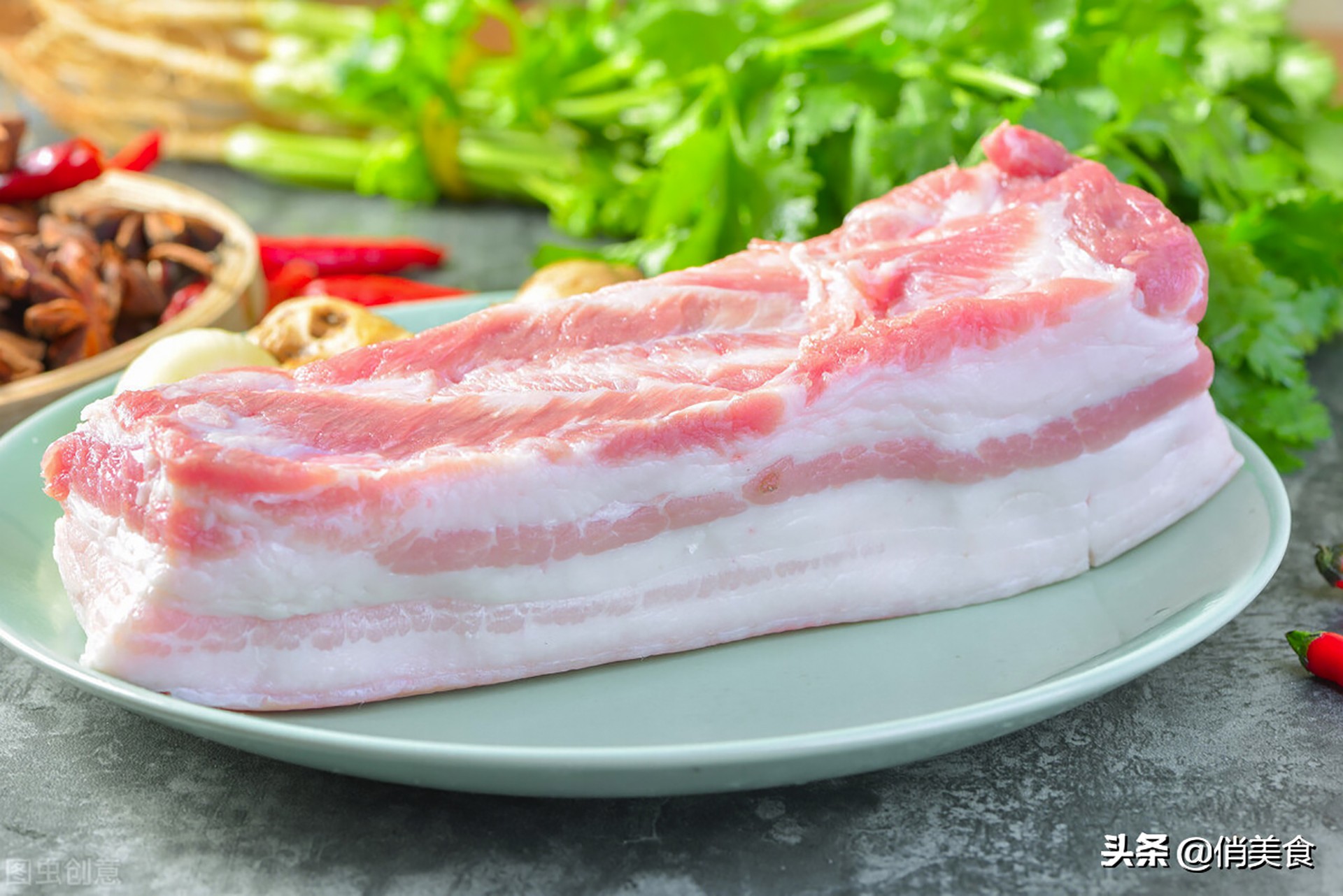 五花肉怎样辨别上五花和下五花,同样五花肉价格差很大