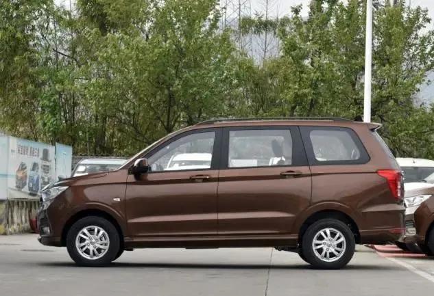 五菱宏光s1尊享型油耗多少一公里,五菱宏光s和五菱宏光v哪个油耗大