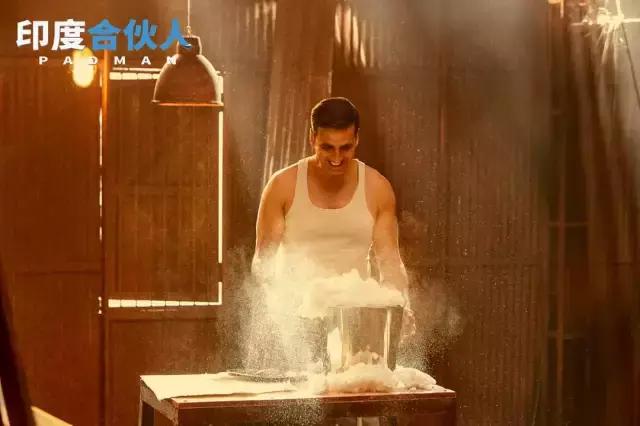 这个了不起的男人,靠着给女人做卫生巾成为英雄!