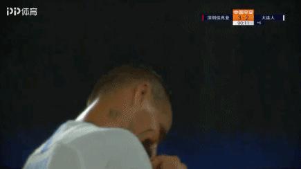 中超搞笑一幕，深足球员意外受伤，队医紧急救助，场面欢乐无比