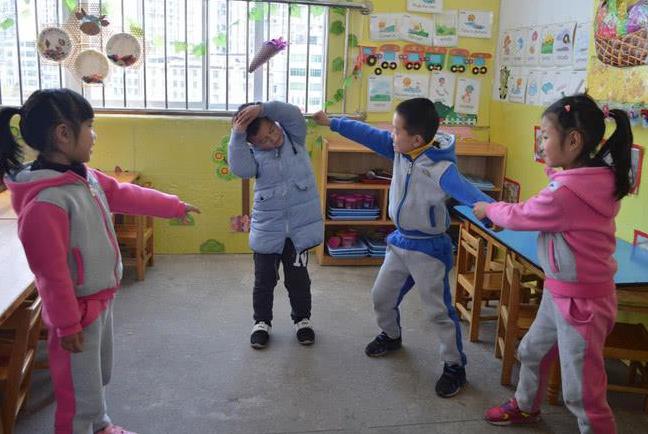 “我能打回去吗？”3个宝妈不同的反应，造就3个孩子不同的未来