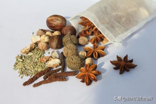 老菜谱中的小卤味之2:酒友最爱的爆款小菜,两款卤鸡爪配方