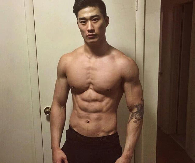 用10分钟练腹肌锻炼方法,魔鬼腹肌训练7天练出腹肌男