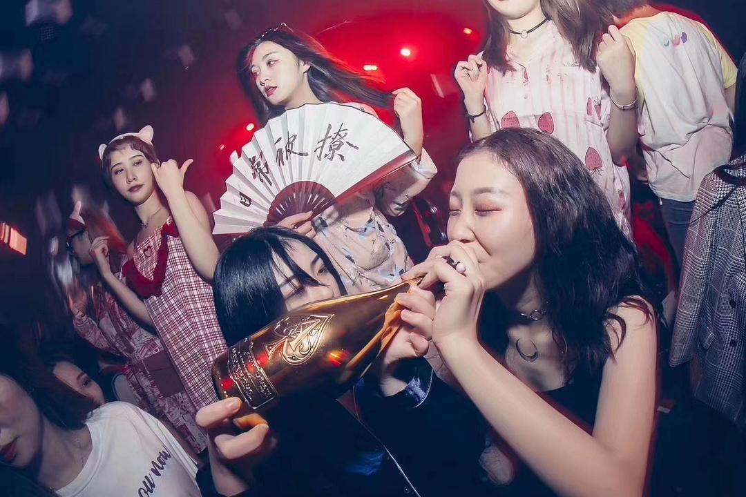 为什么夜店对女生免费？第一次去夜店别贪心，女孩应避开这些套路