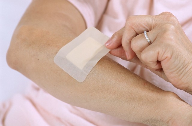 外伤留下的疤痕怎么消除,外伤后留下紫色凸起疤痕什么原因