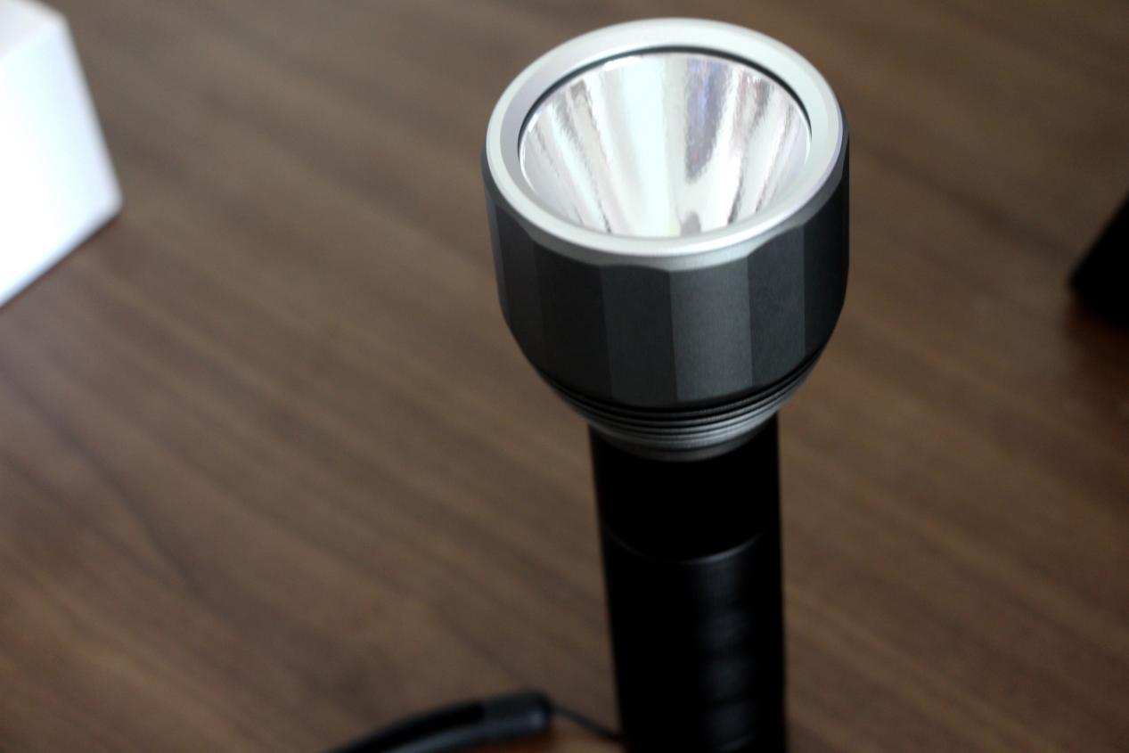 2000流明高亮手电在手，户外横扫黑暗：纳拓户外强光手电筒体验