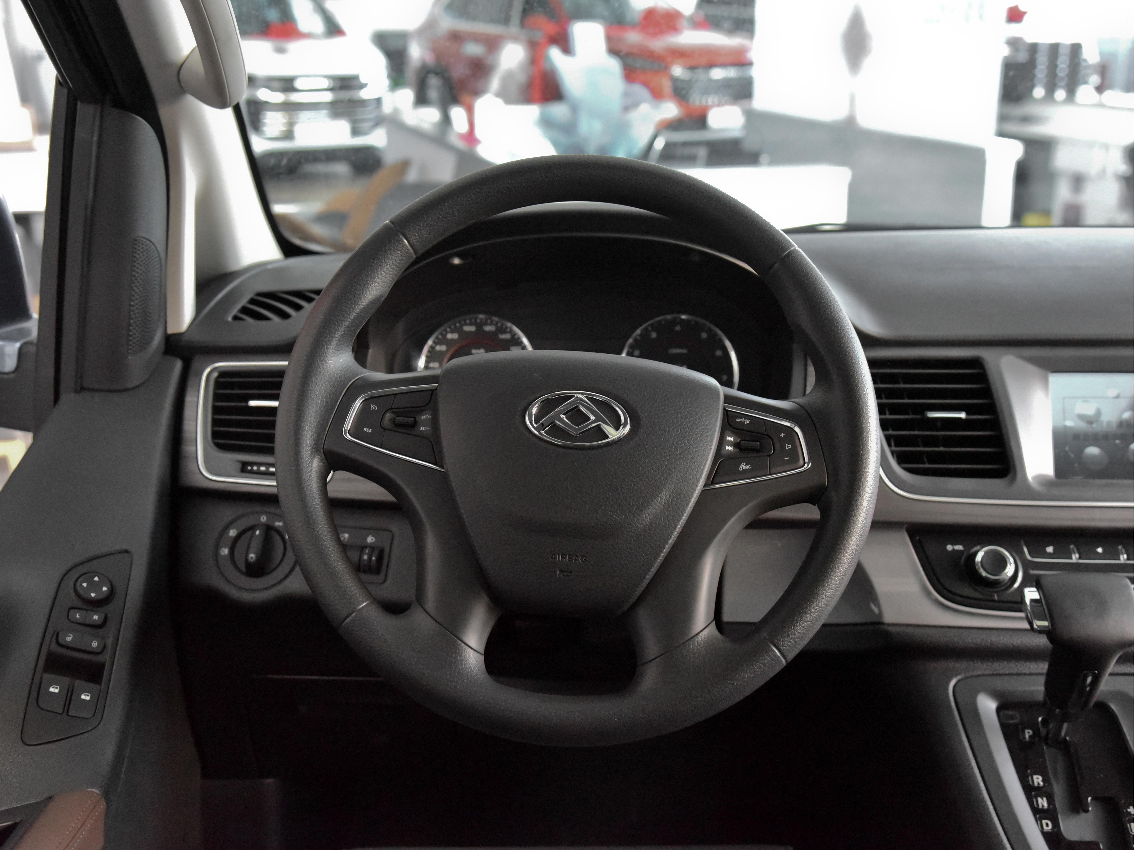 上汽大通maxusg50紧凑型mpv1.5t,上汽大通maxusg10和gl8对比