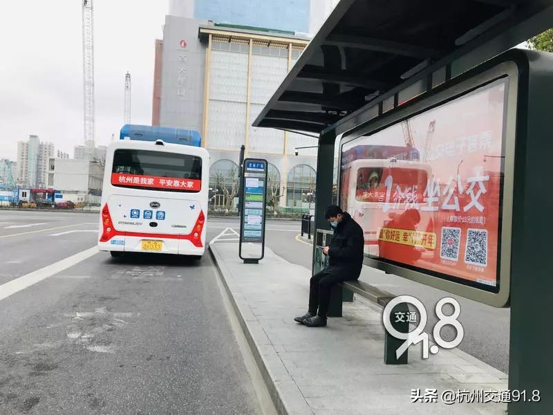 独家！记者实测杭州公交：站点客流小，车上座位坐不满