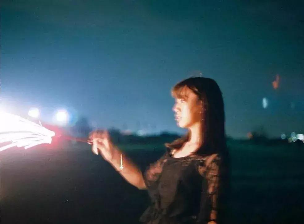 暗光环境拍人像技巧,黑夜拍照技巧白墙