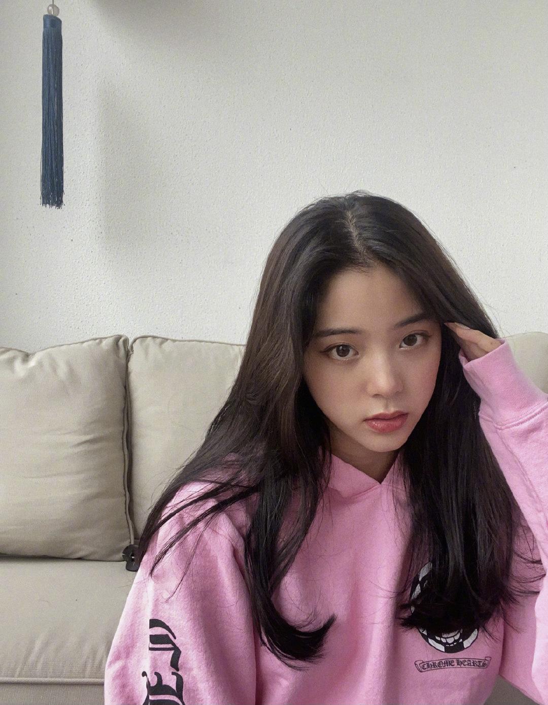 欧阳娜娜减龄穿搭撞衫吴宣仪，粉色卫衣搭配牛仔裤，各显青春元气