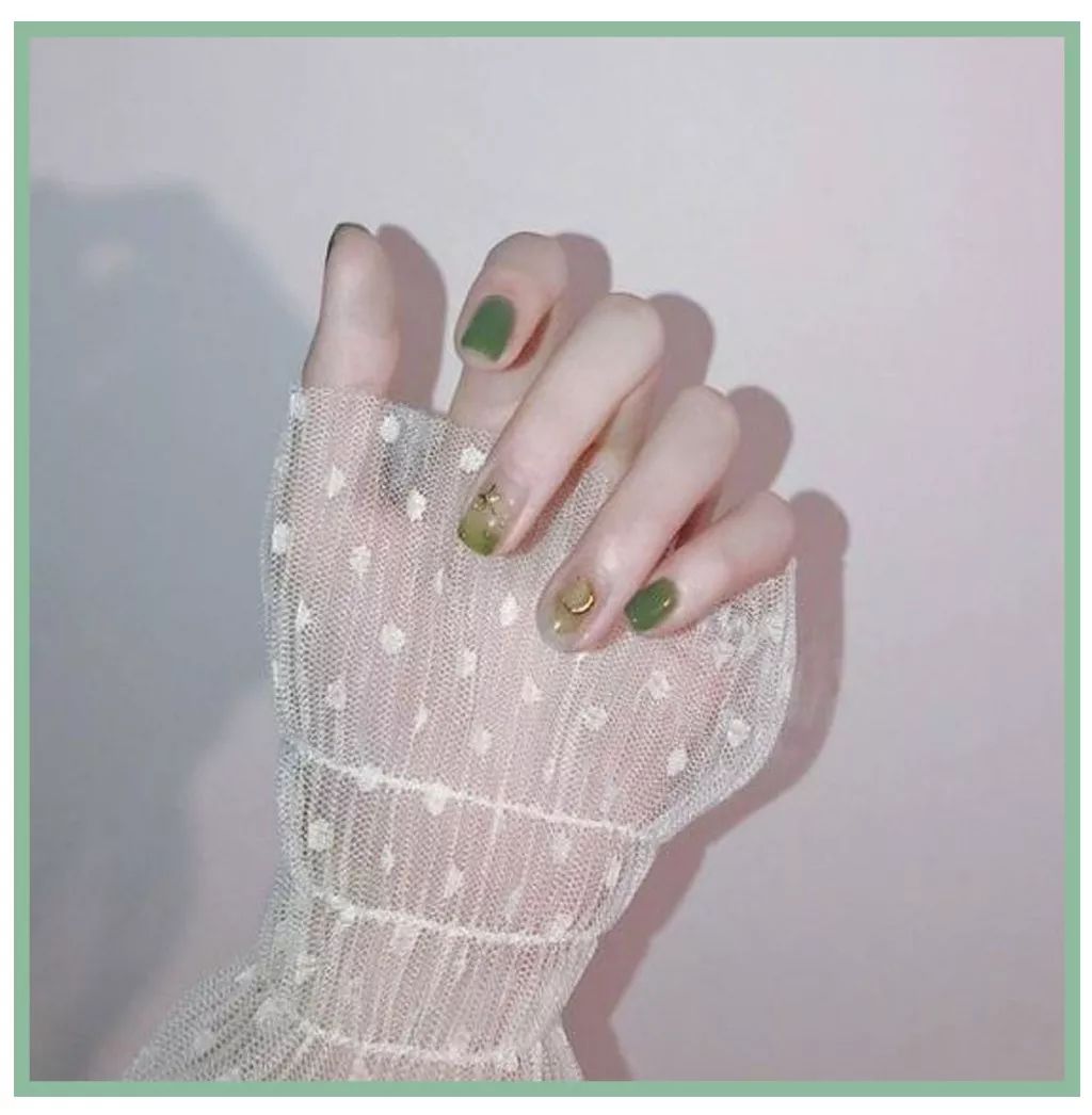 今年该买啥颜色的裙子,今年秋冬女装流行什么样式的裙子