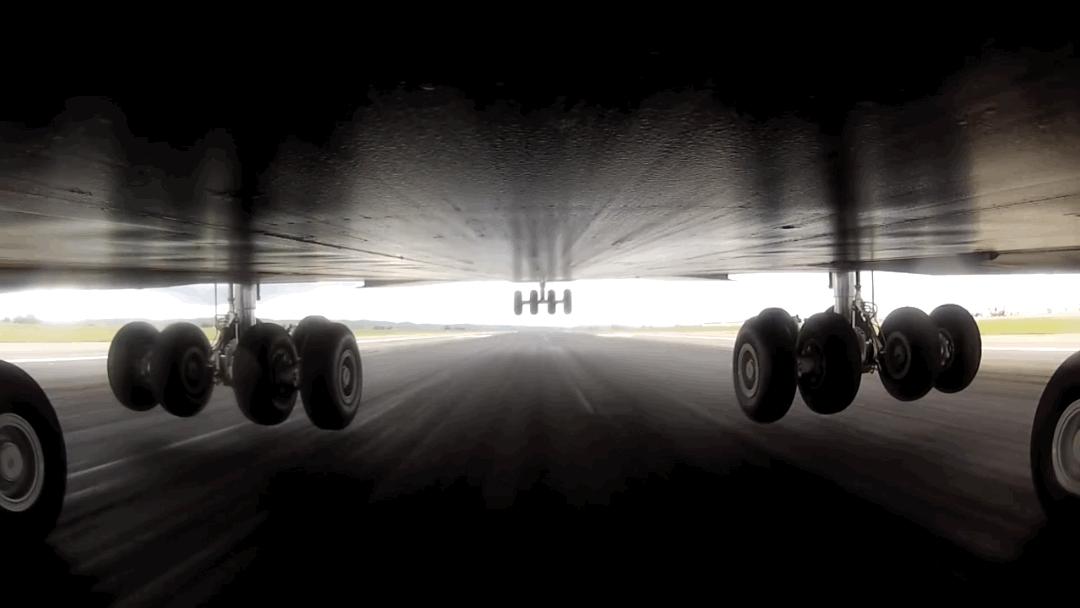 为什么很少见到飞机轮胎爆胎,飞机的轮胎那么小不怕爆胎吗