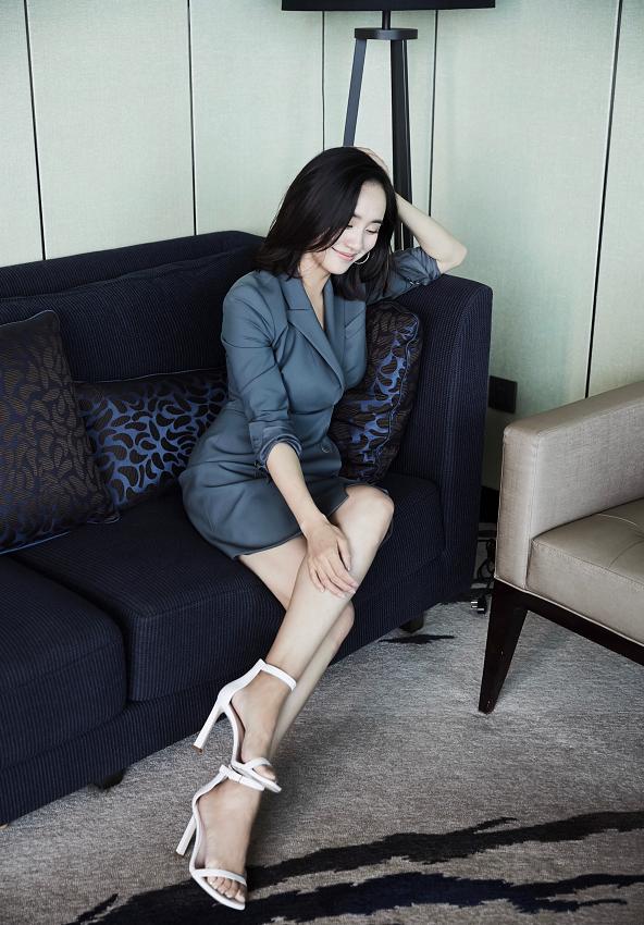 王智“夹腿坐”真养眼，一袭西装短裙真空上阵，当妈后女人味好足