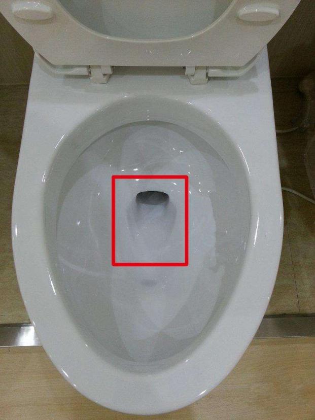 马桶坑内水位变低出水速度也很慢,马桶冲劲小下水慢水位低