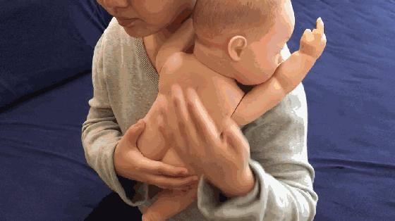 六个月宝宝吐奶的原因及解决办法,10天的新生儿总是吐奶怎么解决