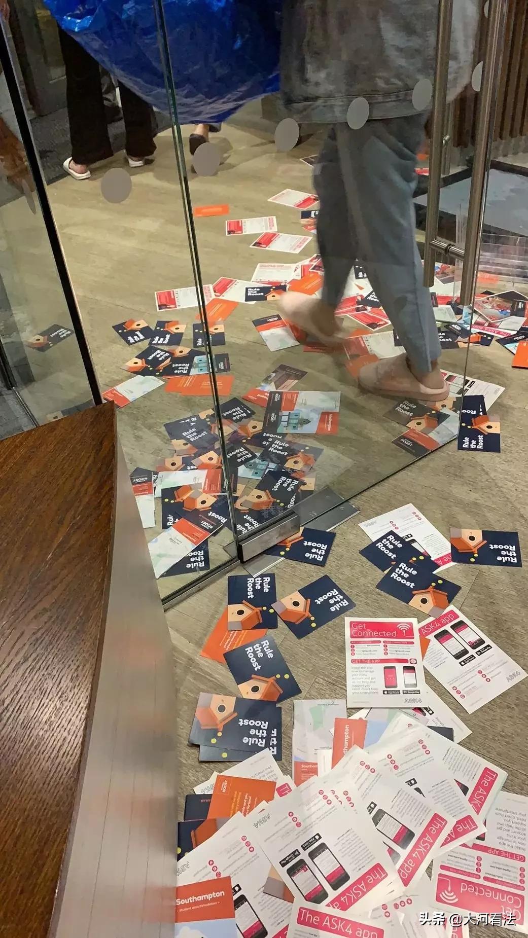 13岁男孩跟着飞机飞行1.5小时,14岁男孩躲在飞机里飞行一个小时