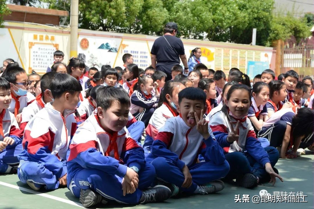 有限的场地无限的足球--新迎二小首届昆陆敦搏杯班级足球联赛开幕