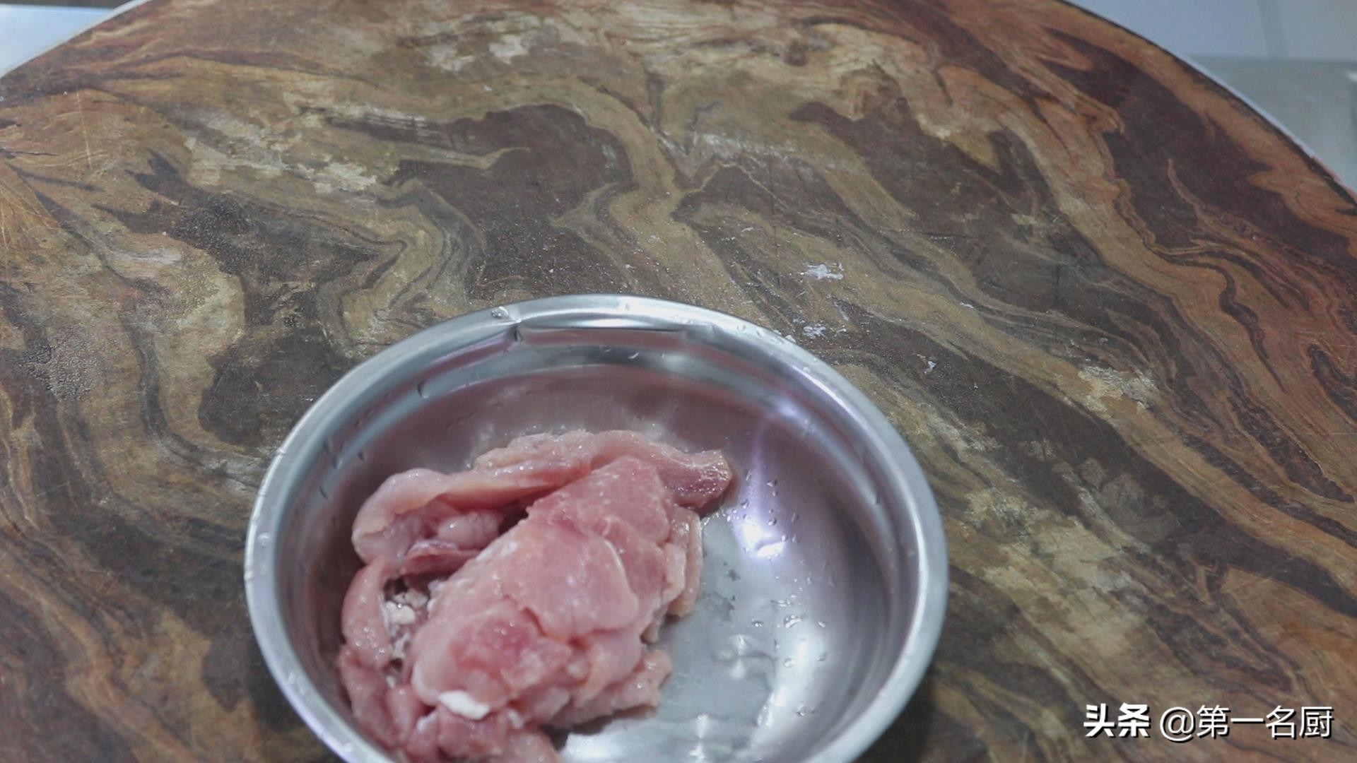 用铁锅炒的面条怎么做,生面条在锅里蒸的做法