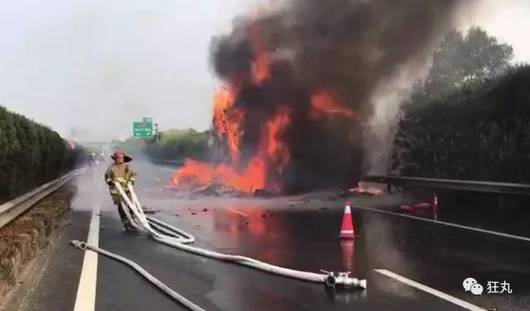 双十一快递收到好物,双11快递正在签收