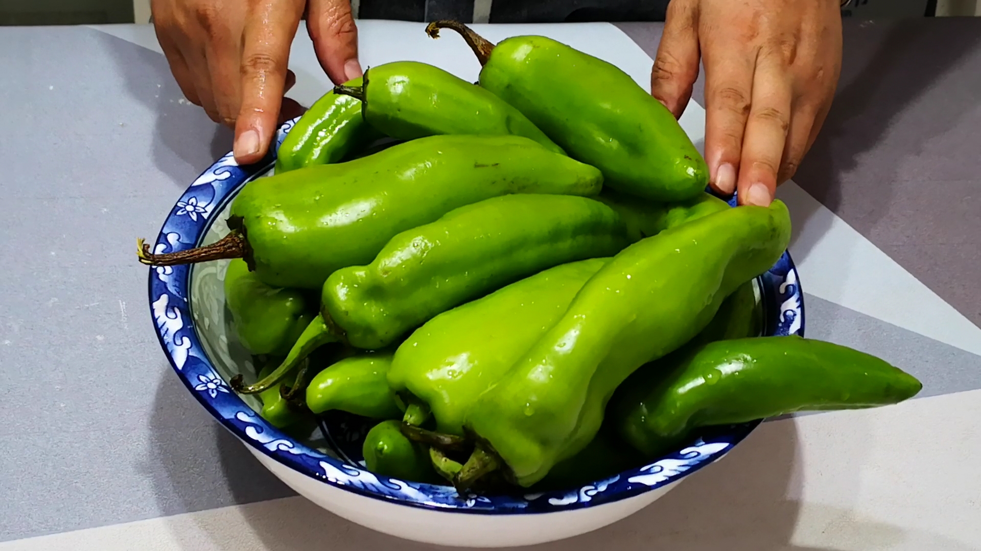 尖辣椒放在锅里蒸一蒸,辣椒放锅里蒸一蒸