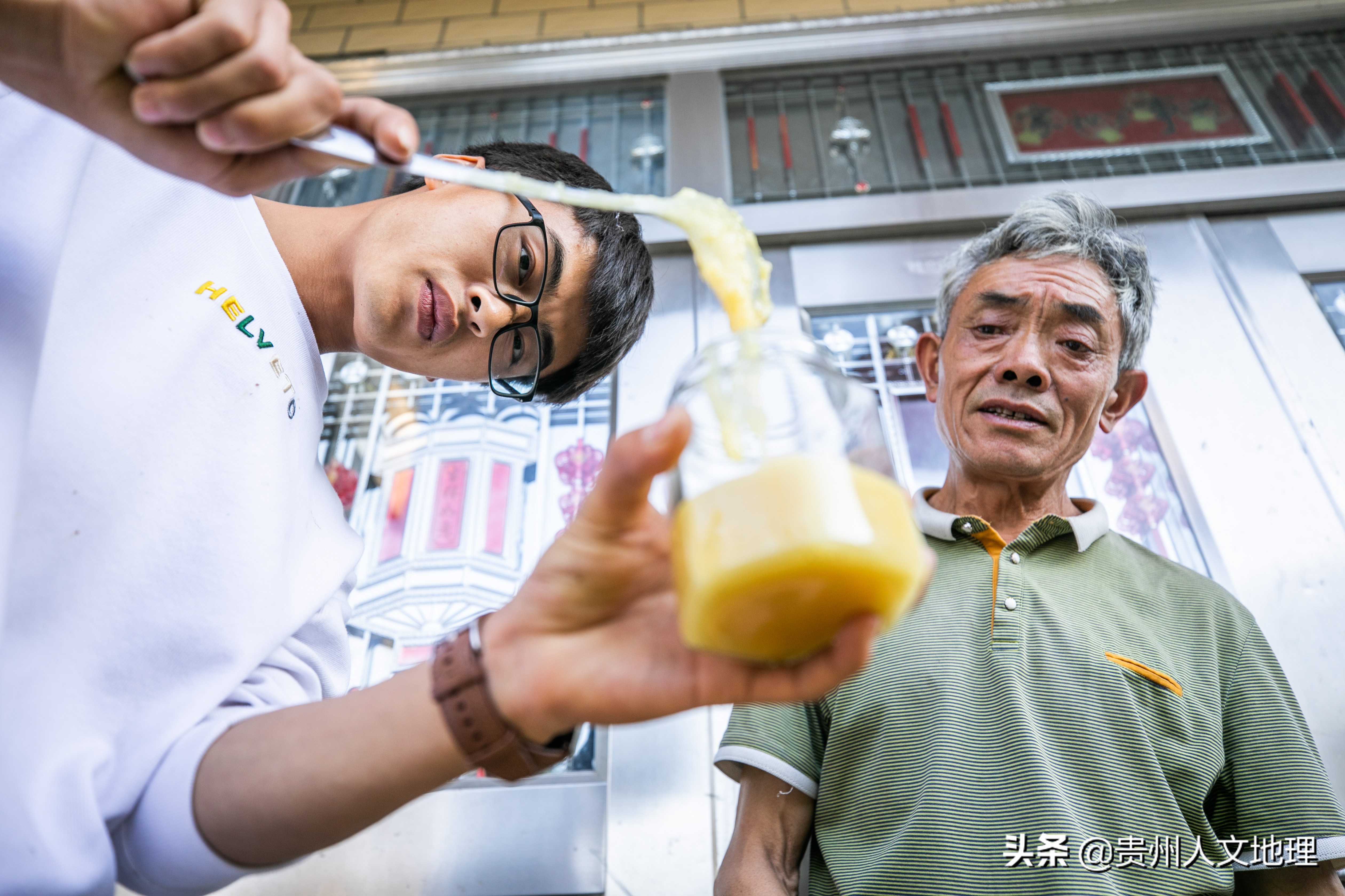 六旬老翁学养蜂网络直播卖蜂蜜年入近40万,取名小龙女