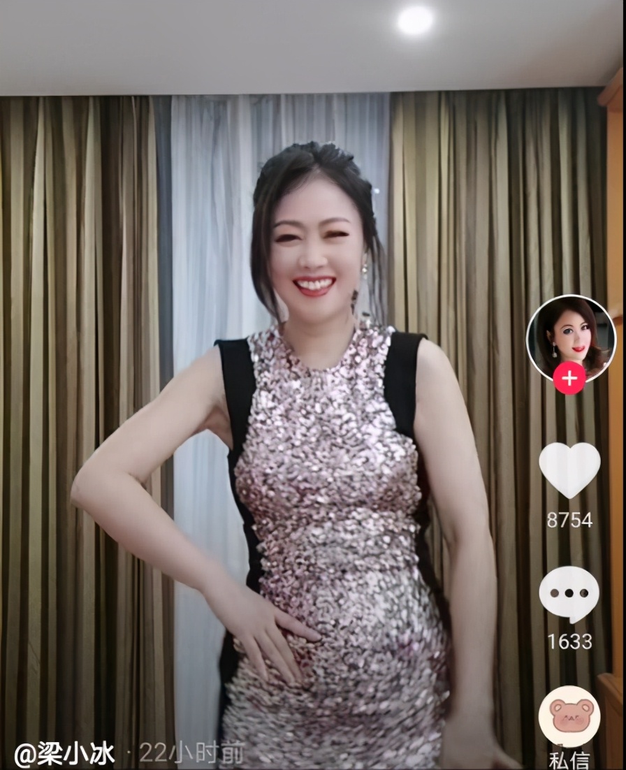 50岁梁小冰小腹凸显，被网友怀疑怀孕，6字回应尽显情商