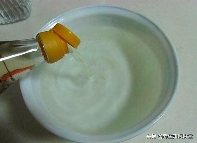 手上长密密麻麻水泡很痒涂什么药,手上长小水泡很痒可以把泡刺破吗